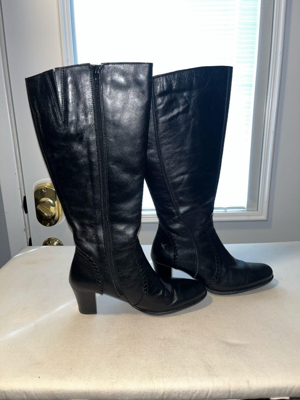 Pikolinos Black Leather Knee-High Heeled Boots - Classic Women's Riding Style